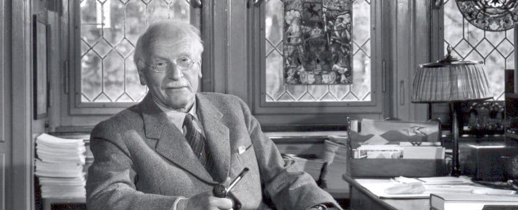 O psicólogo Carl Gustav Jung em seu escritório