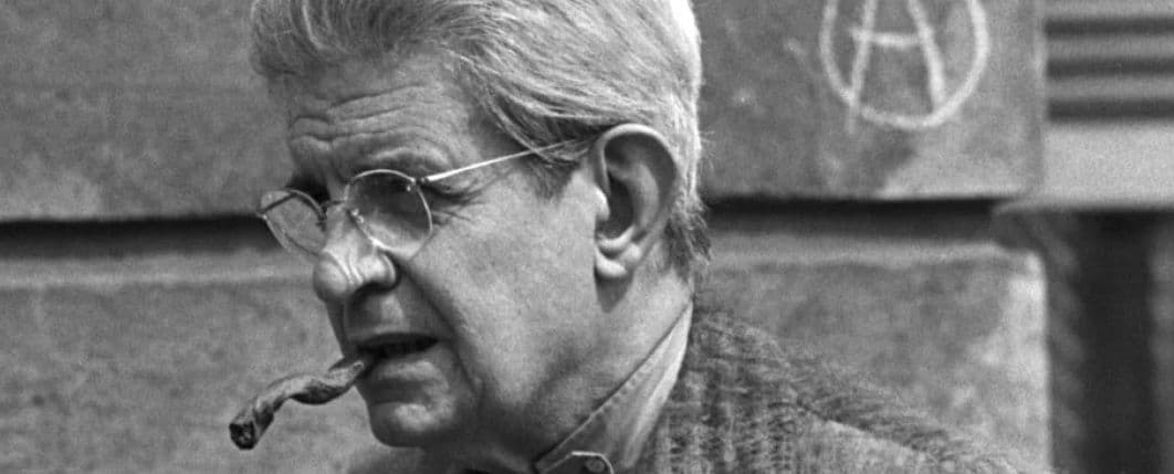 Jacques Lacan na rua, de perfil, com um charuto