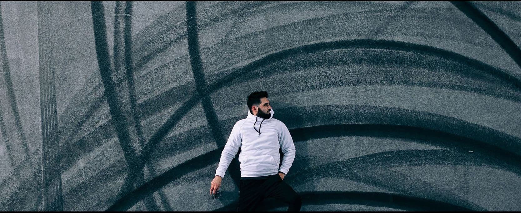 Foto de Martin Sanchez na Unsplash: homem deitado com marcas de pneu no chão